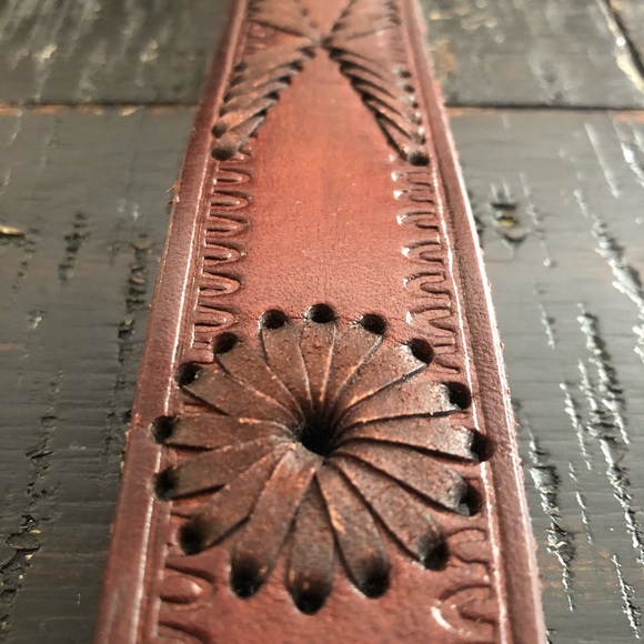 Beautiful leather belt with crushed shell buckle - Picture 12 of 12